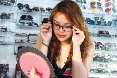 Hỏng mắt vì kính siêu giảm giá vỉa hè